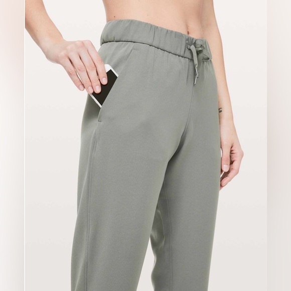 Lululemon On The Fly 7/8 Pant *Woven Grey Sage Size 6 - Picture 7 of 8